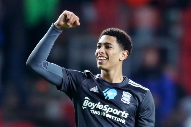 公务还是放松？纳赛尔出现在圣西罗现场观看米兰德比（纳赛尔现身圣西罗观战米兰德比：公务行程还是休闲放松？）