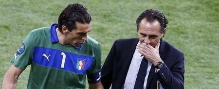 媒体人：王钰栋签欧洲经纪公司有足协的推动，只给了短期授权（媒体人称：在足协推动下，王钰栋与欧洲经纪公司签约，授权期仅为短期）