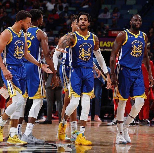 巴萨主席拉波尔塔圣诞晚宴展现亲和力 球队领跑西甲前景光明（拉波尔塔圣诞宴上亲和满满 巴萨领跑西甲前景大好）