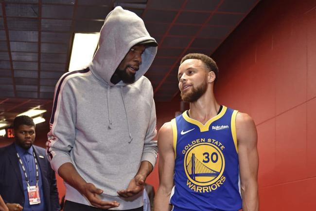 颜骏凌：武磊赛前对球队做了动员，我们争冠经验丰富没有包袱（颜骏凌：武磊赛前鼓劲全队，我们争冠经验十足、轻装上阵）