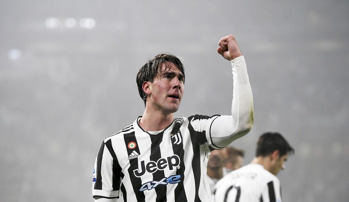 正随巴西在枪手基地训练，维尼修斯与多名阿森纳青训球员合影