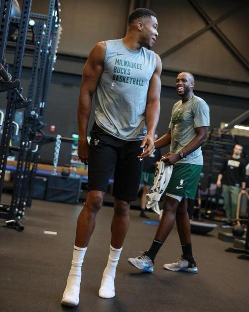 巴萨梅西任意球破门助球队领先（梅西任意球破门，巴萨先拔头筹）