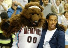 西甲半场：纳瓦罗、N.威廉姆斯建功，毕尔巴鄂2-0莱万特（西甲半场战报：毕尔巴鄂2-0领先莱万特，纳瓦罗与N.威廉姆斯破门）