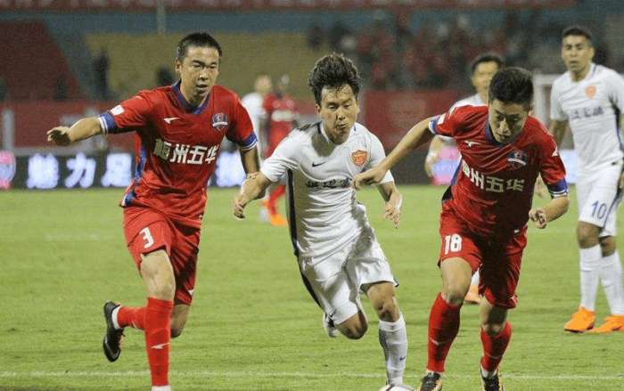 曼联发布年终大合影，眼尖球迷发现谢什科像是被P上去的（曼联晒年终合照，细心球迷称谢什科疑似后期拼接）